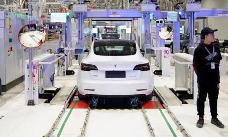 La Cina accelera per sorpassare gli usa nella produzione di auto elettriche