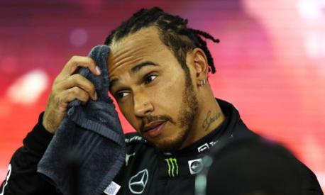 Lewis Hamilton è stato beffato all'ultimo giro dopo che la Safety Car aveva appianato le distanze con Verstappen