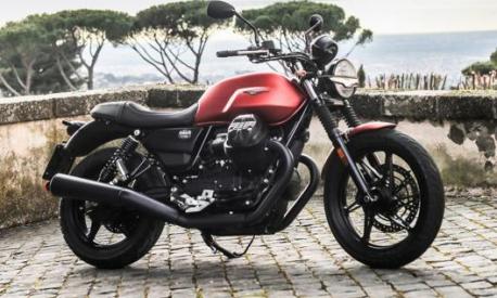 La Moto Guzzi V7 rimane fedele al look del passato, ma ci sono nuovi dettagli per renderla più snella e curata. In foto la Stone