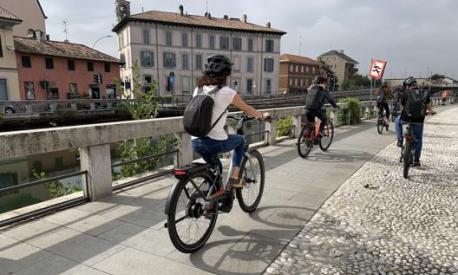 Cicloturisti sulla ciclabile del Naviglio Grande a Milano. Masperi