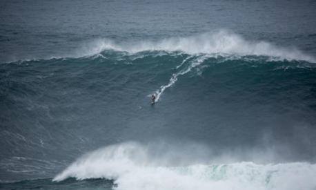 Alessandro Marcianò, rocordman italiano: a Nazaré, nel gennaio 2016, ha surfato un'onda di 18 metri. Eccolo in azione. (Foto di Jorge Leal)
