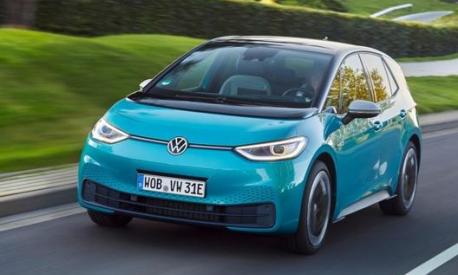 La Volkswagen ID.3 Tour con batteria da 77 kWh ha un’autonomia di 549 km