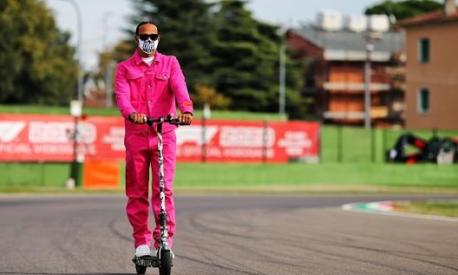 Lewis Hamilton prima dello scorso GP di Imola alla guida di un monopattino elettrico