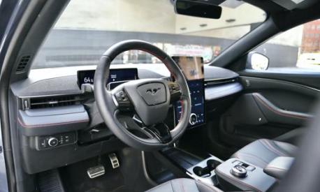L’abitacolo di Ford Mustang Mach-E sfoggia materiali di qualità e finiture curate nel dettaglio