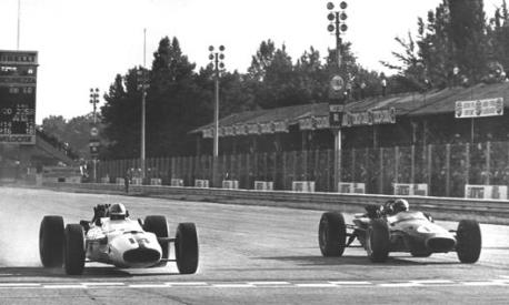 John Surtees precede Jack Brabham al GP d’Italia del 1967. Ansa