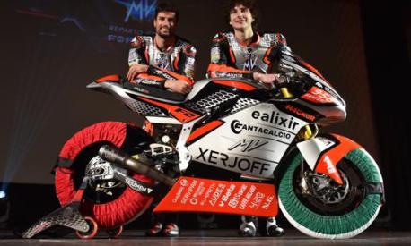 Simone Corsi e Lorenzo Baldassarri con la moto 2021