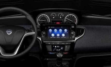 La nuova Ypsilon offre un nuovo sistema di infotainment con radio 7” touchscreen e disponibilità di Apple CarPlay e Android Auto