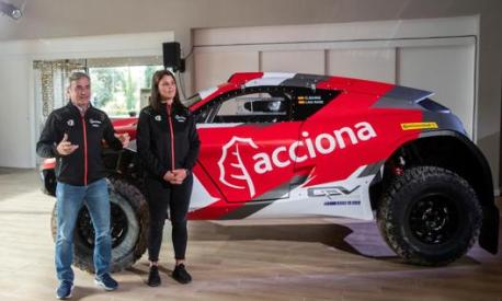 Carlos Sainz e Laia Sanz con il suv del team Acciona Sainz. Epa