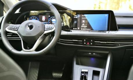 L’abitacolo di Volkswagen Golf 8 mescola tasti e comandi fisici e lo schermo touch da 10,25” al centro della plancia