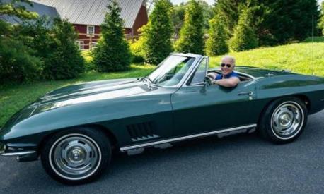 Joe Biden e la sua Corvette Stingray. La foto risale a prima delle elezioni politiche Usa
