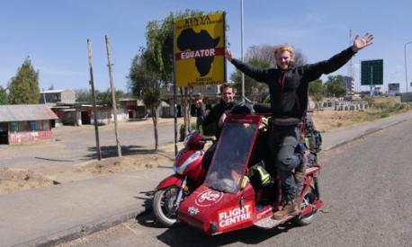 Matt  Bishop e Reece Gilkes hanno attraversato ben 35 paesi in 12 mesi a bordo del loro Sh 300 sidecar
