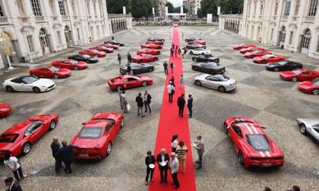 Una distesa di Ferrari di varie epoche