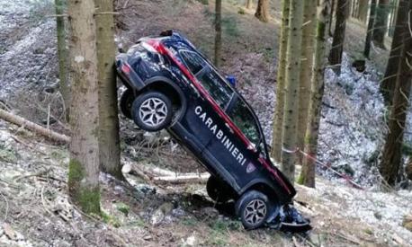 L'auto dei carabinieri precipitata nel bosco a Camaldoli