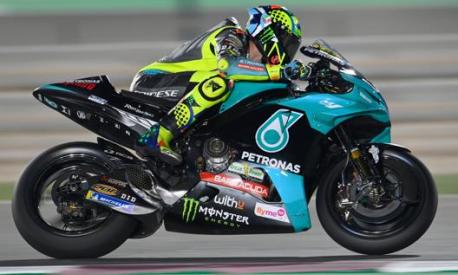 Valentino Rossi in azione con la Yamaha del team Petronas