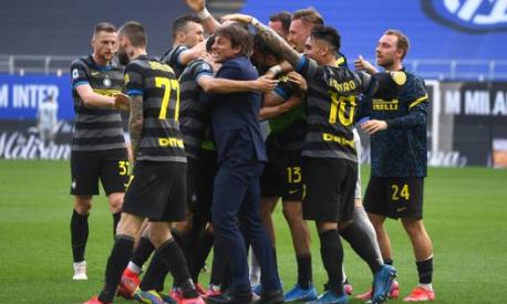 I giocatori dell’Inter esultano dopo la vittoria col Verona. Getty