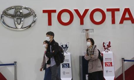 Un concessionario Toyota a Tokyo. Ap