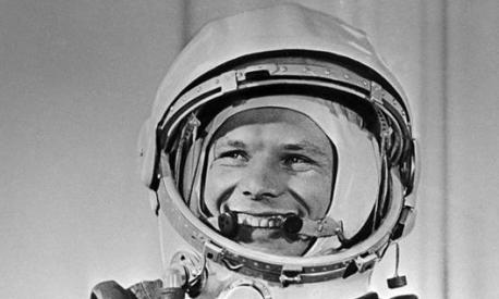 Una delle più celebri immagini di Jurij Gagarin in tenuta da astronauta