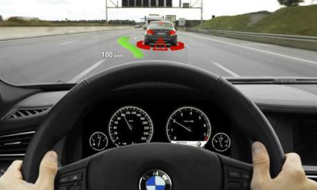 Bmw è stata la prima a introdurre nel 2004 l’Head-Up Display, che proiettava informazioni di guida rilevanti sul parabrezza nella linea di vista diretta del guidatore
