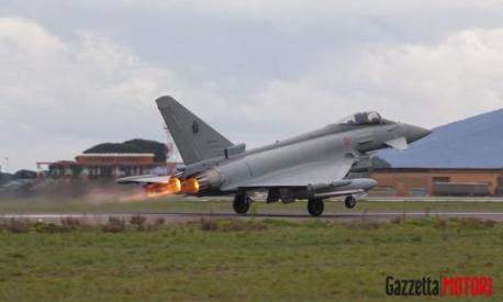 La specialità dell’Eurofighter è il cosiddetto scramble: il Typhoon può arrampicarsi fino a 10 mila metri di altitudine in soli 3 secondi