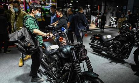 Lo stand Harley-Davidson al Salone di Shanghai. Afp
