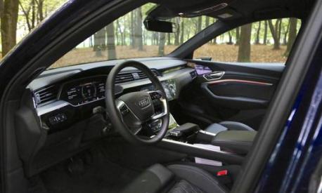 Gli interni di Audi e-tron Sportback in allestimento S line