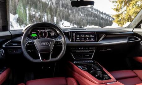 Gli interni dela nuova Audi e-tron sono eleganti, da vera granturismo, ma la seduta è ribassata da sportiva