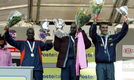 Sul podio della maratona di Milano 2002, da sinistra: il kenyano Michael Rotich, secondo, il connazionale Robert Cheruyot, vincitore della gara e l'italiano Daniele Caimmi, terzo.