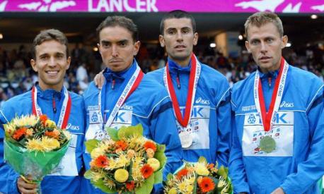 Parigi, Mondiale di atletica 2003. Ecco il podio della maratona: la nazionale azzurra conquista l'argento a squadre.