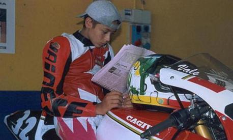 Valentino Rossi in sella alla sua Cagiva Mito SP legge la Gazzetta dello Sport