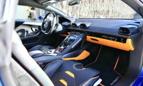 Lamborghini Huracan Evo con gli interni in pelle e Alcantara bicolore