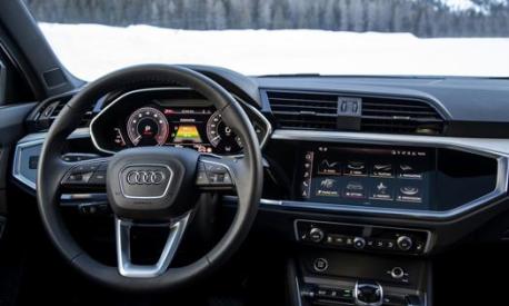 Gli interni sono moderni e tecnologici: l’Audi virtual cockpit da 10,25” di serie è integrata con info riguardanti il sistema ibrido