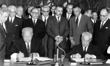 Agnelli osserva l’ultimo atto di Valletta da presidente Fiat: la firma il 4 maggio 1966 col ministro sovietico Tarasov dell’accordo per la costruzione della fabbrica in Urss dove si sarebbe prodotta la versione russa della Fiat 124. Olympia