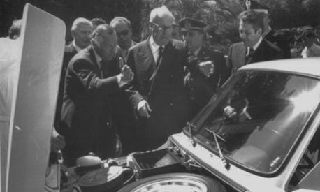 Quirinale, 1971: Agnelli mostra al presidente della Repubblica Giuseppe Saragat la nuova Fiat 127. AP