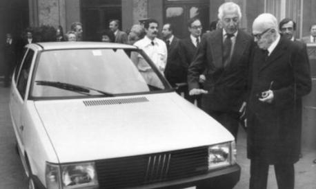Agnelli espone al capo dello Stato Sandro Pertini nel 1983 la neonata Fiat Uno. AP