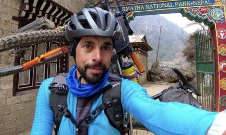 Omar Di Felice è il primo sportivo a giungere al Campo Base dell’Everest in bici in inverno