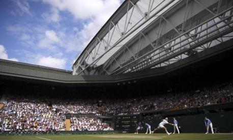 Una giocata di Roger Federer nel campo centrale a Wimbledon. LaPresse