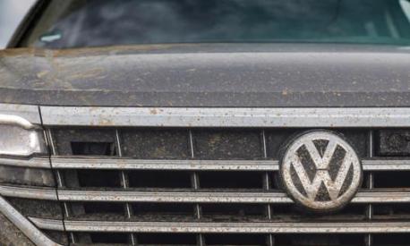 La griglia anteriore con il grande logo Volkswagen al centro