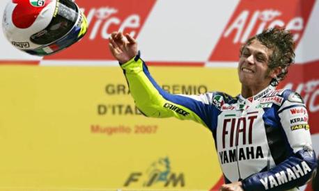 Rossi lancia il casco al Mugello 2007. Ap
