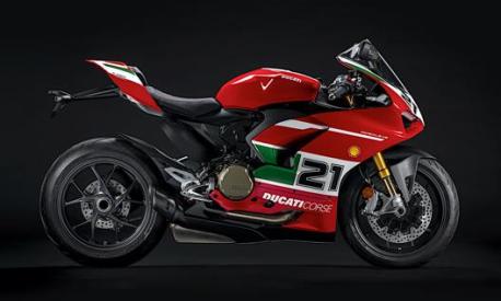 La speciale livrea celebrativa ripropone graficamente i colori della Ducati 996 R