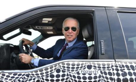 Joe Biden al volante di un Ford F-150 Lightning durante la sua visita a Dearborn. Afp