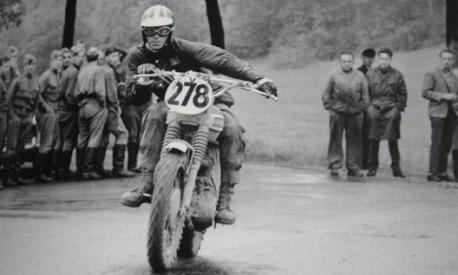 L'Husqvarna di Steve McQueen all'asta: info, foto e prezzo della moto da  cross dell'attore