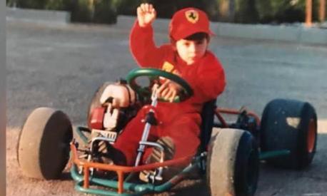 Antonio Giovinazzi da piccolo sul suo primo kart con  la tuta della  Ferrari. Foto Vito Giovinazzi