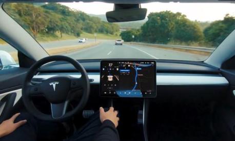 Una Tesla con Autopilot in funzione