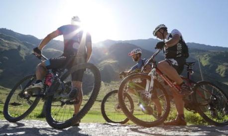 E-bike, come scegliere la bici elettrica per i tour estivi