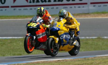 Duello tra Rossi e Biaggi durante il GP di Portogallo del 2003