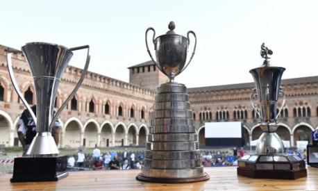 I trofei della Six Days e sullo sfondo il Castello Visconteo di Pavia