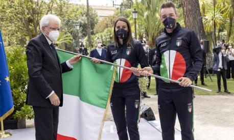 Il Presidente della Repubblica Sergio Mattarella consegna la bandiera italiana agli Alfieri della squadra olimpica. Elia Viviani e Jessica Rossi.