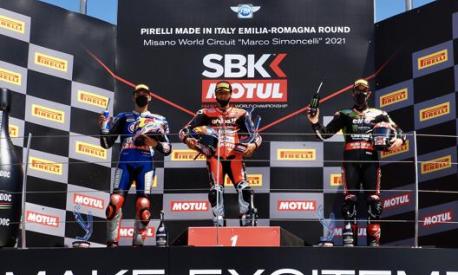 Il podio di gara-1 sul circuito di Misano dedicato a Marco Simoncelli