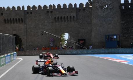 Red Bull davanti alla Ferrari a Baku nelle prime libere. Afp