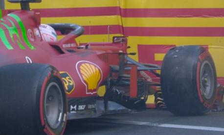 La Ferrari di Leclerc contro le barriere in curva 15